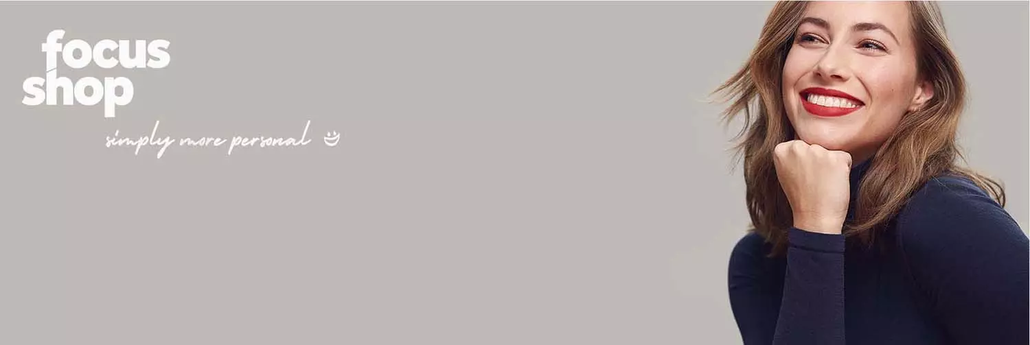 focusshop-Banner „simply more personal“ mit lächelnder Frau