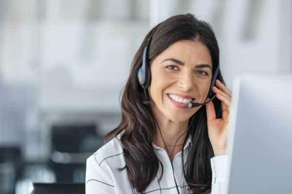 Kundenberaterin mit Headset am Telefon