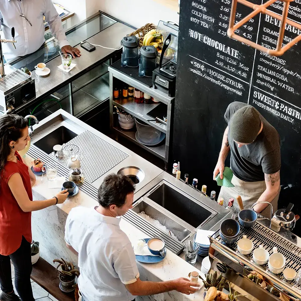 Barista-Team hinter der Café-Theke