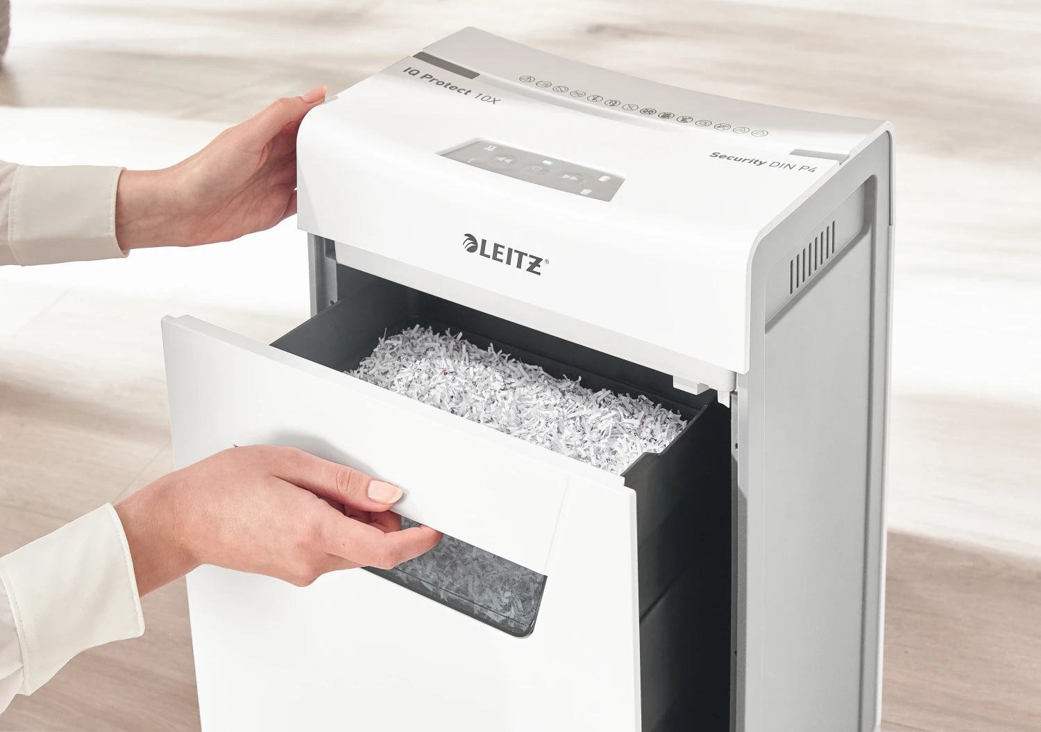 LEITZ Aktenvernichter IQ Protect 10X, P-4, 18lt